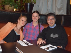 モスクワでの晩餐会で入舩センター長と談笑するGRCの長期受入学生