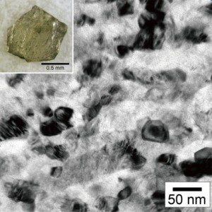 透光性の高い試料の透過電子顕微鏡像。50nm以下の微細ダイヤモンド結晶の集合体