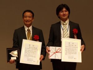 野村龍一GRC研究員（右）と、学会賞受賞者の清水克哉大阪大学教授　