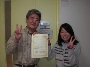 土田さん（右）と，亀山教授（左）